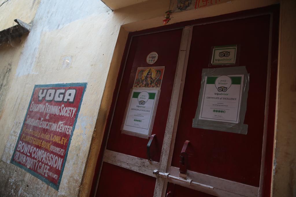 Somit Paying Guest House Varanasi Bagian luar foto