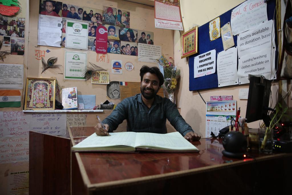 Somit Paying Guest House Varanasi Bagian luar foto